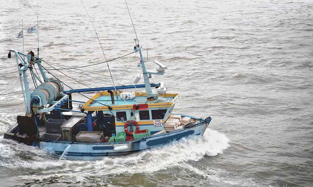 Embarcación navegando en el mar